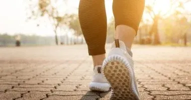 كيف يمكن للمشي تحفيز الإبداع والوقاية من انسداد الشرايين؟ نصائح ذهبية لصحة القلب والدماغ
