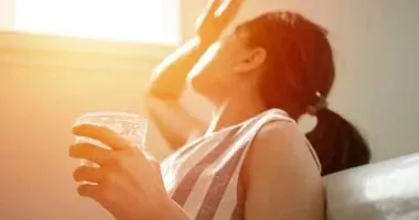 أهمية العناية بالأطفال وكبار السن لمواجهة الجفاف والطقس الحار خلال الفصول المختلفة على مدار العام
