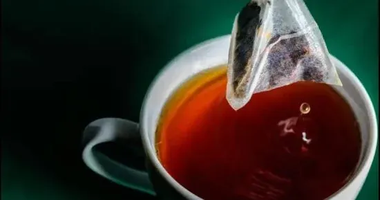 الباحثون يكشفون عن مخاطر خفية في أكياس الشاي البلاستيكية تسبب إطلاق جسيمات دقيقة تهدد صحتك العامة
