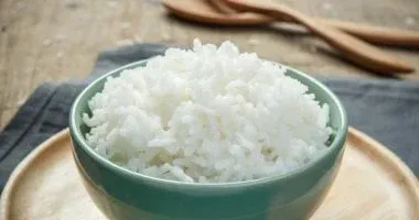 ما هو الخيار الأمثل للسيطرة على مستويات السكر بالدم بين الأرز الأبيض والبني وفقاً لأحدث الدراسات؟